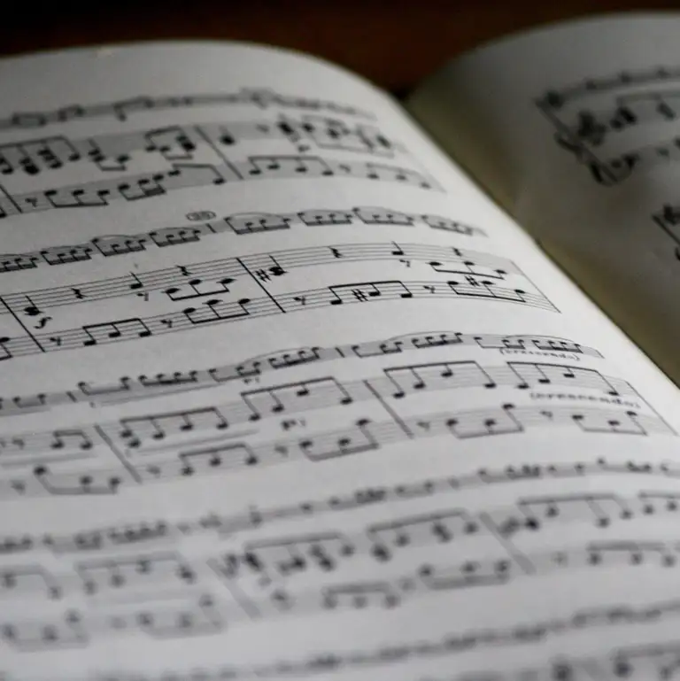 Nærbillede af partitur.